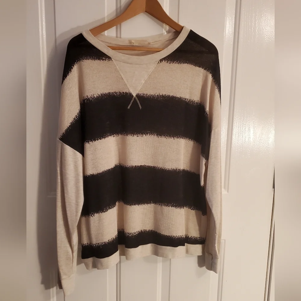 New! Chic Black and Cream Striped Long Sleeve Top - Picture 2 of 3